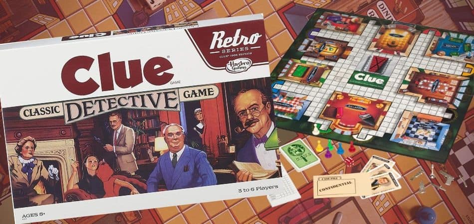 Коробка с настольной игрой Clue Detective и установка доски